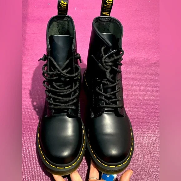 Dr. MARTNENS LACE UP, Excellent condition, worn once, still in original box!!! Dr Doc Martens 1914 Leather Lace Up Boots, Black UK 5, US 7  main image 4